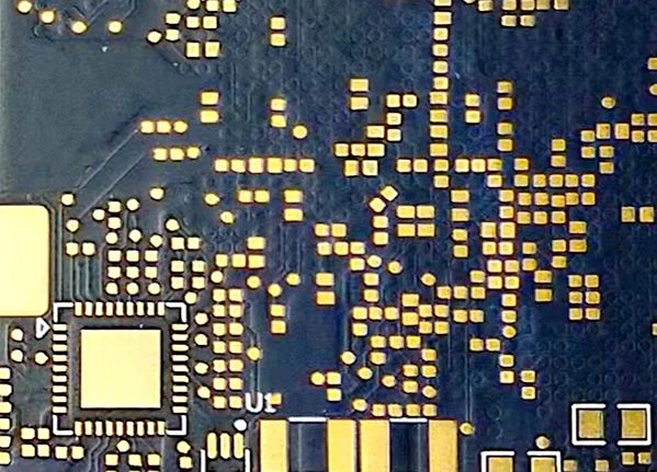 Doska zastrčená živicou